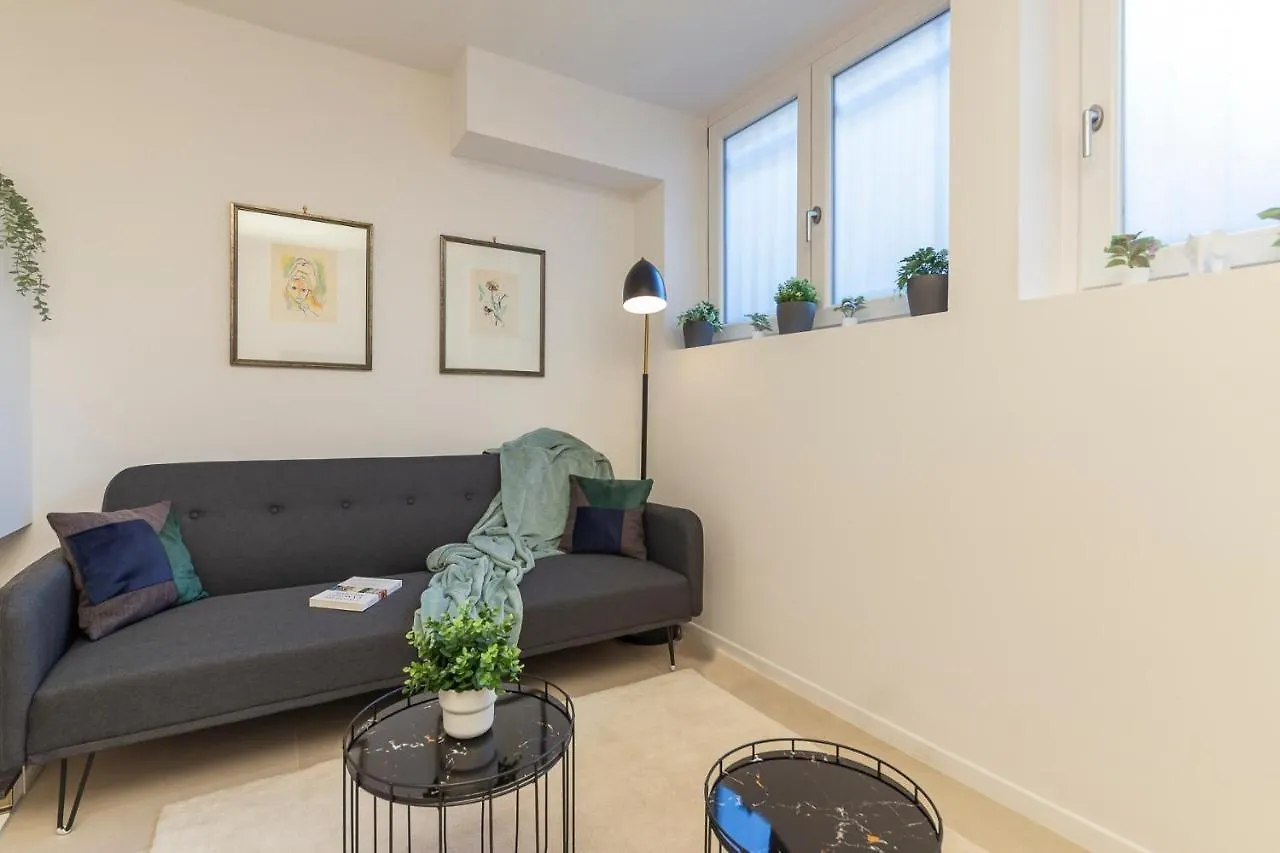 I Host Apartment - Val Strona ミラノ 0*,